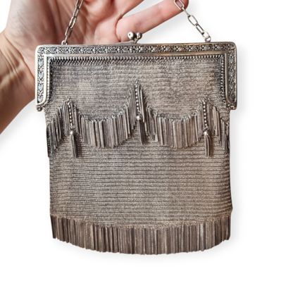 Bolso antiguo Belle Époque de malla de plata 800 con borlas, flecos y boquilla floral, Europa, ca. 1900–1920