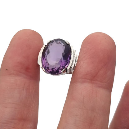 Anillo cocktail Art Déco francés de plata con cristal violeta facetado, influencia Tank, ca. 1930–1940