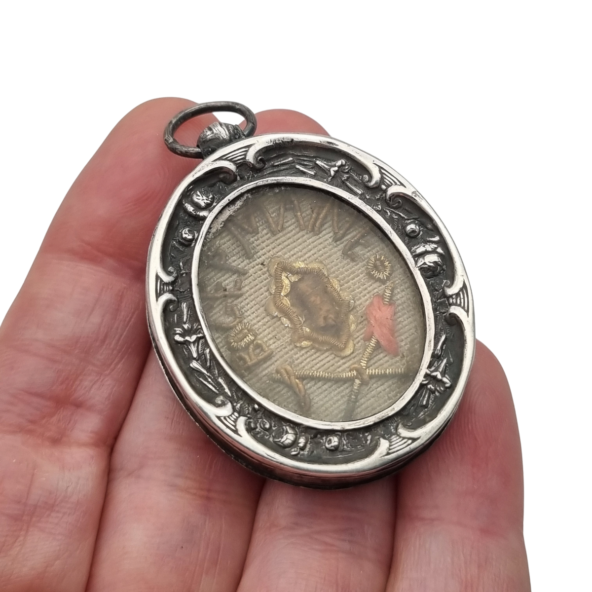 Relicario antiguo de plata de la beata Germana de Pibrac con lacre conservado, siglo XIX