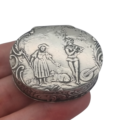 Caja antigua historicista de plata de Hanau con escena pastoril, Alemania, circa 1900