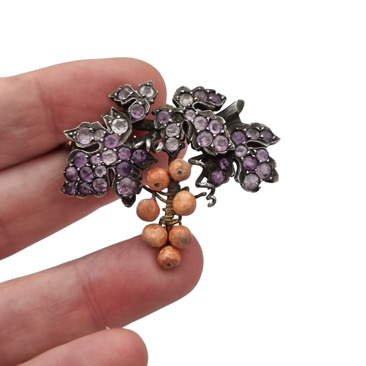 Broche antiguo racimo de uvas en plata dorada con amatistas, Naturalista Victoriano ca. 1885-1905