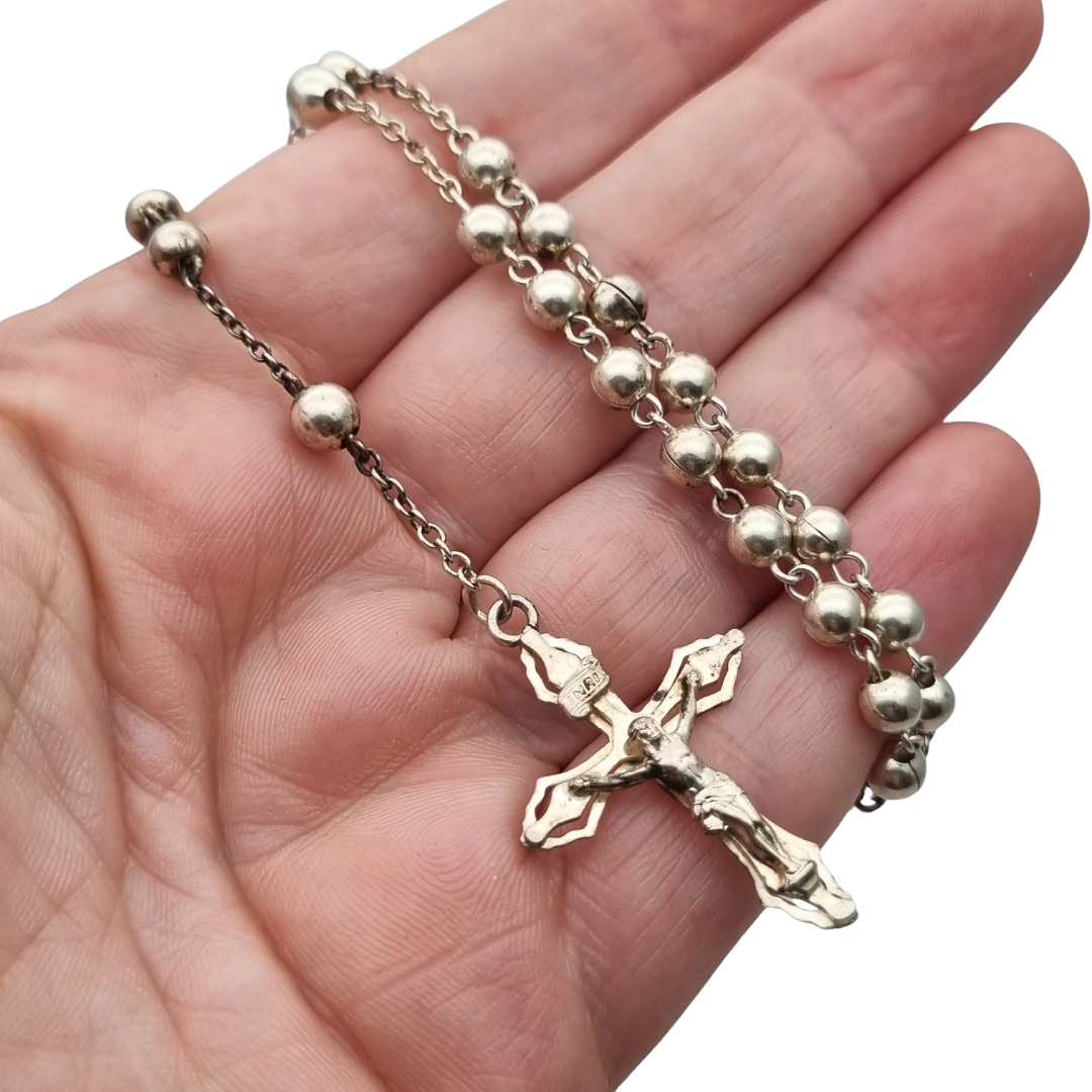Rosario de plata 800 italiano con crucifijo, cuentas esféricas, joya religiosa vintage, circa 1960