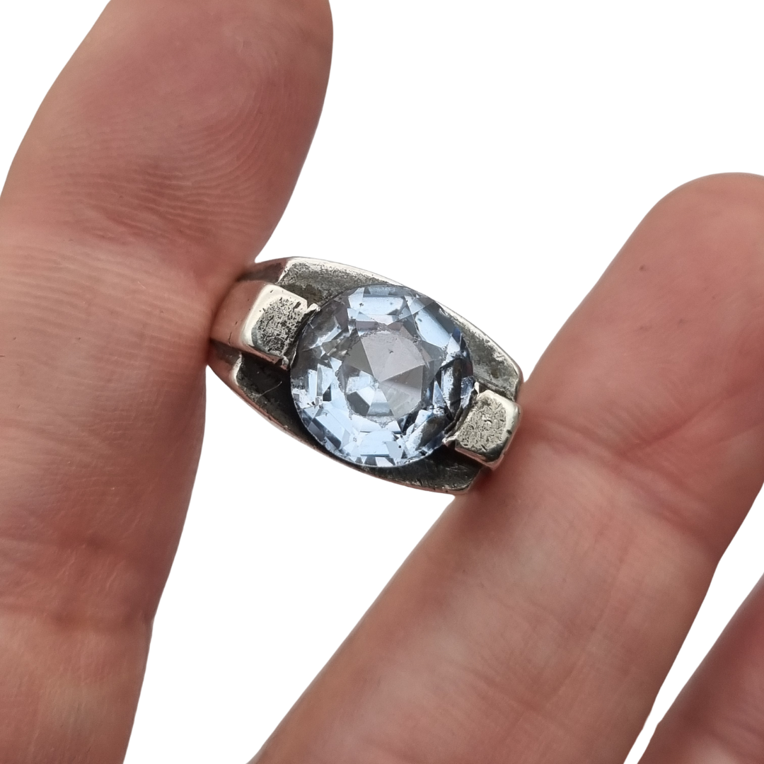 Anillo Art Déco de plata con topacio azul de diseño geométrico, Europa circa 1950