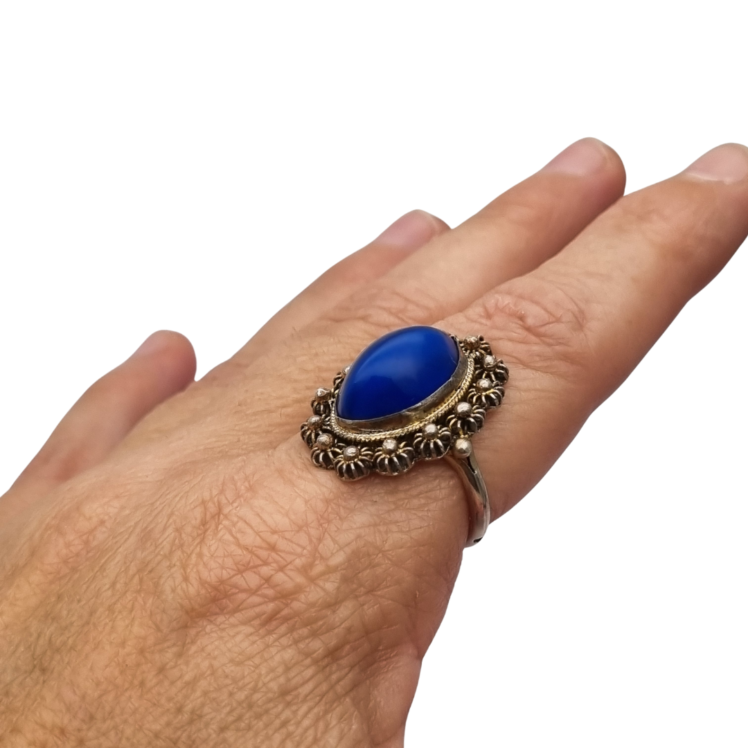 Anillo Mid Century de plata con cabujón azul y marco floral muy ornamentado, 1960