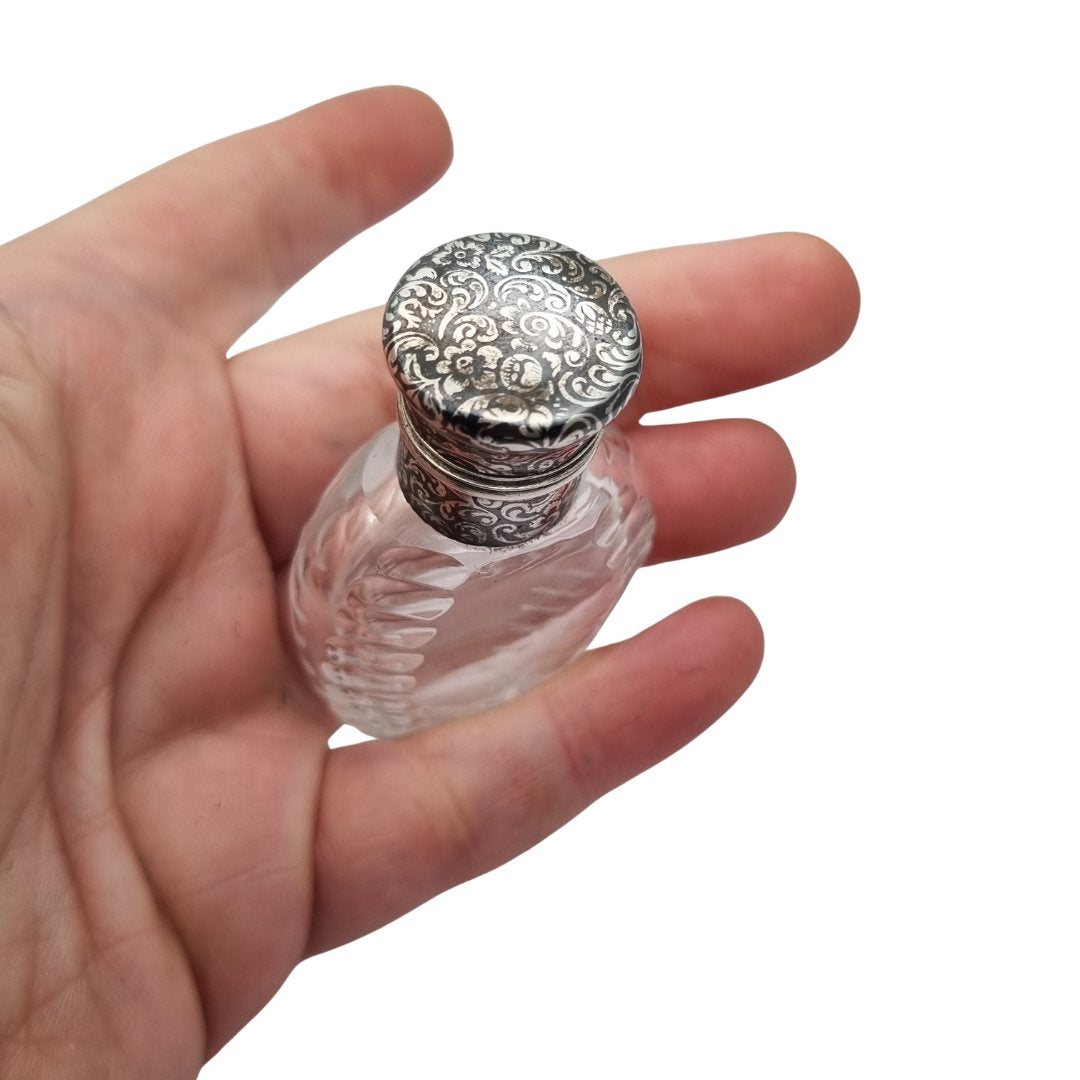 Frasco de perfume victoriano en vidrio tallado y plata nielada, circa 1890