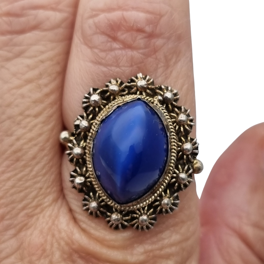 Anillo Mid Century de plata con cabujón azul y marco floral muy ornamentado, 1960