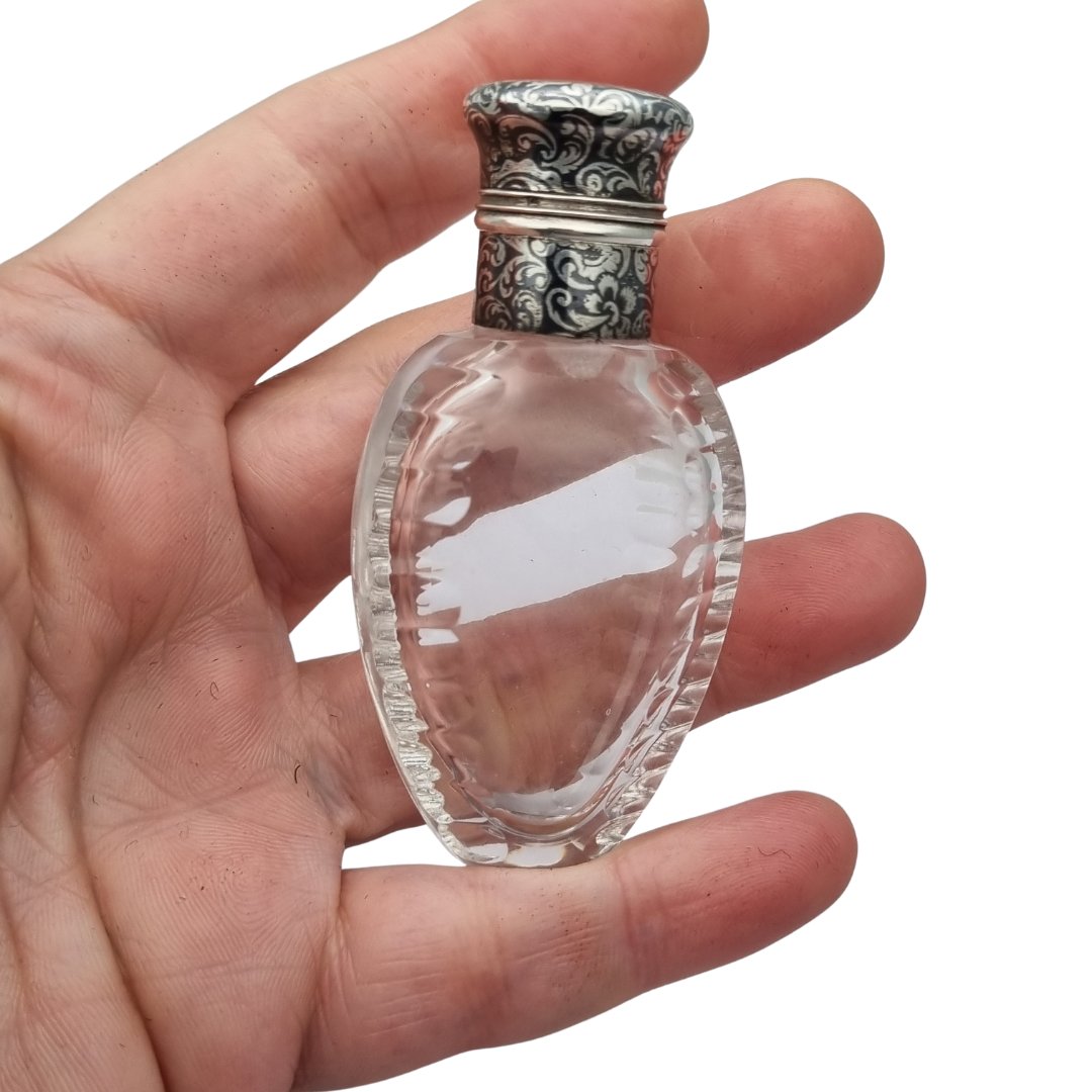 Frasco de perfume victoriano en vidrio tallado y plata nielada, circa 1890