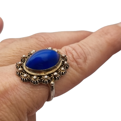 Anillo Mid Century de plata con cabujón azul y marco floral muy ornamentado, 1960