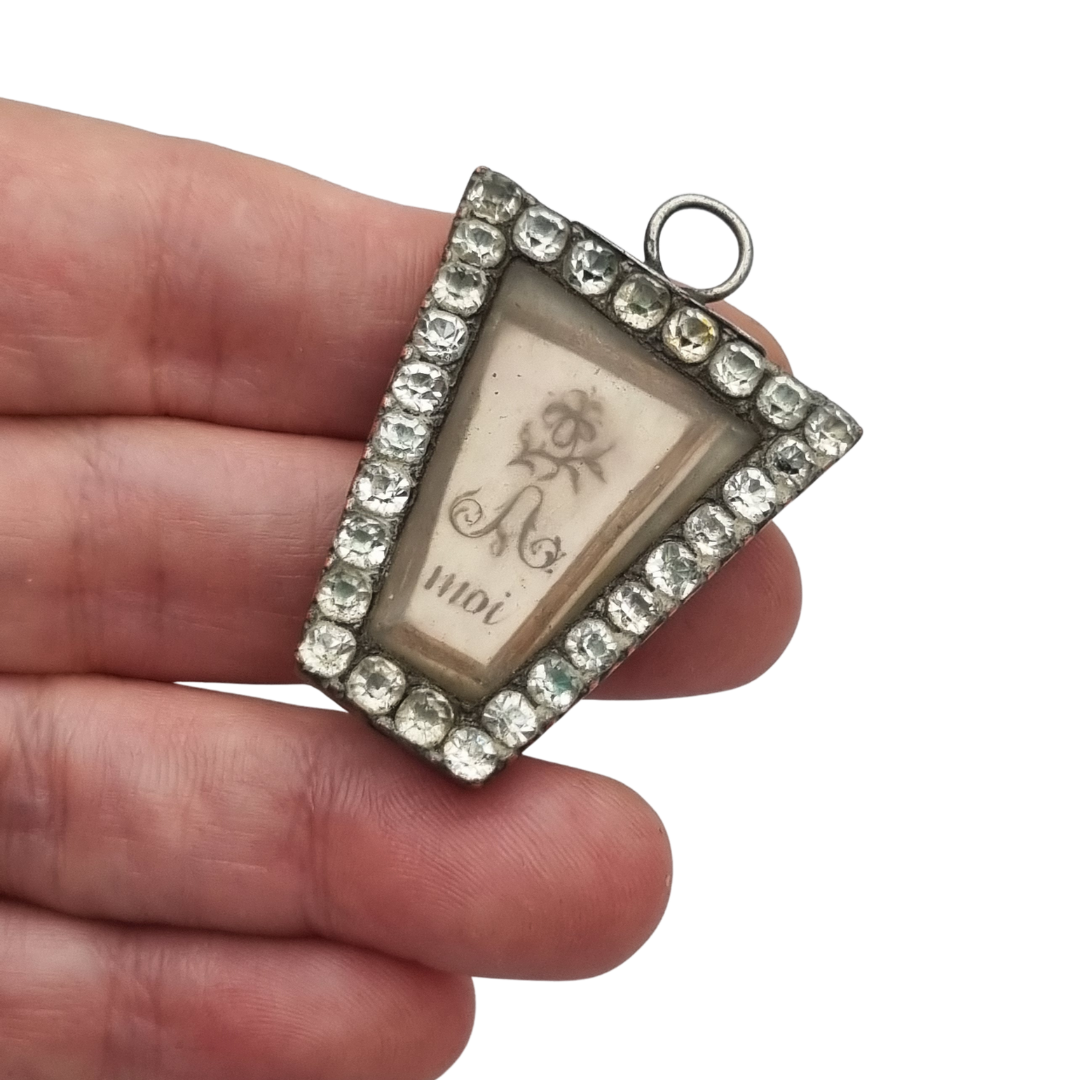 French romantic sentimental "To me" pendant in metal with glass paste and blue enamel, ca. 1800–1840