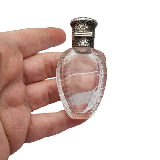 Frasco de perfume victoriano en vidrio tallado y plata nielada, circa 1890