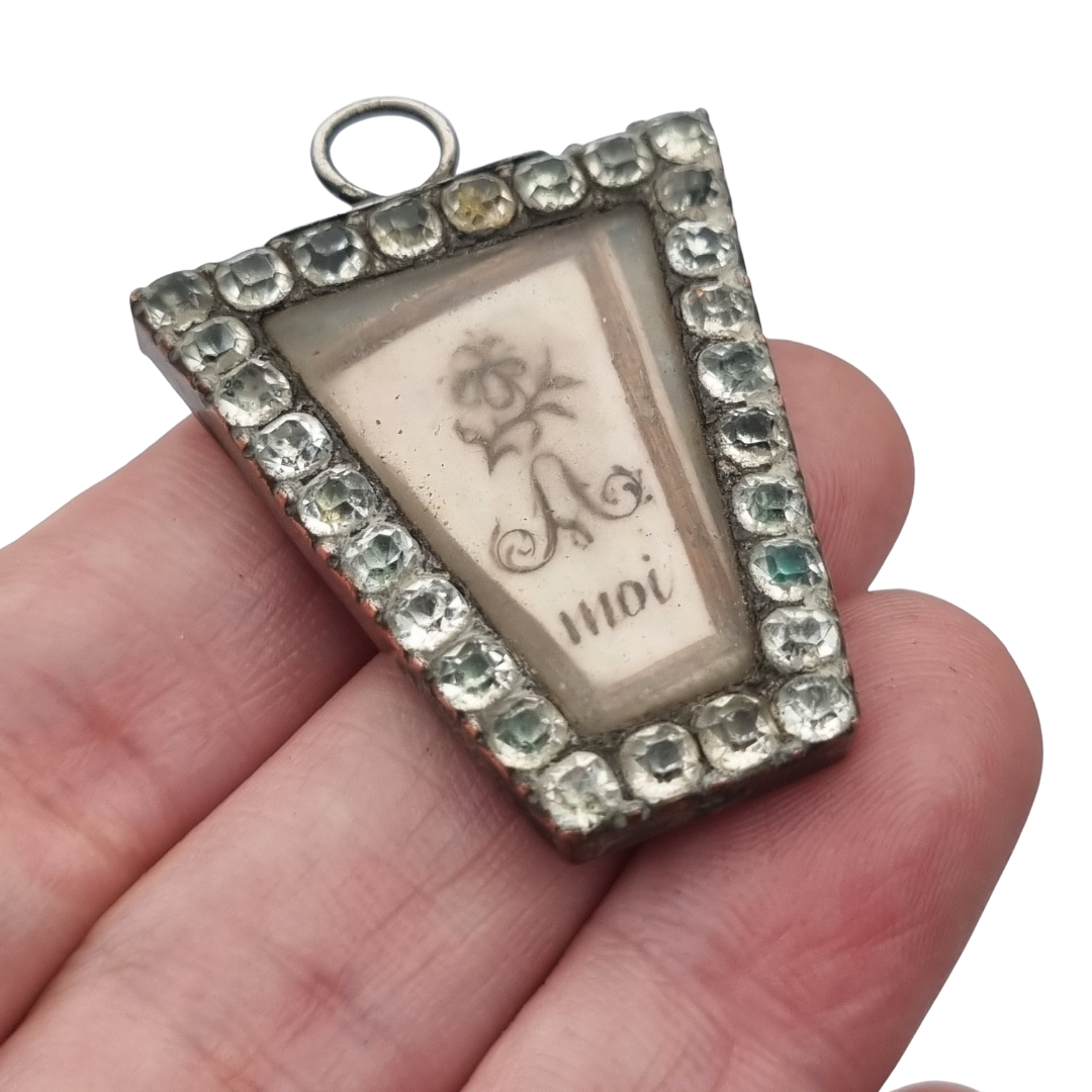 French romantic sentimental "To me" pendant in metal with glass paste and blue enamel, ca. 1800–1840