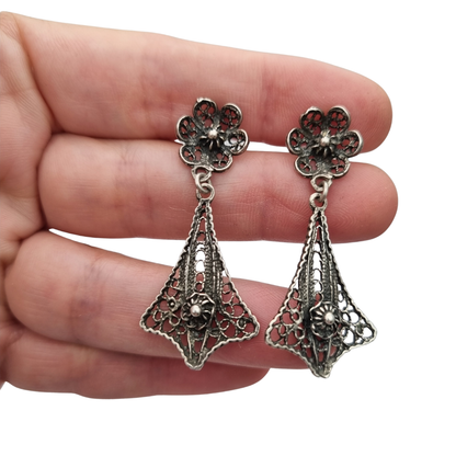 Pendientes de filigrana de plata calada en forma de lágrima, años 70-80