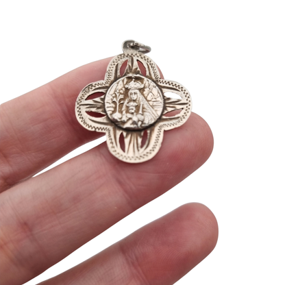Medalla antigua de la Virgen de Montserrat en plata calada, recuerdo devocional catalán, ca. 1920-1950