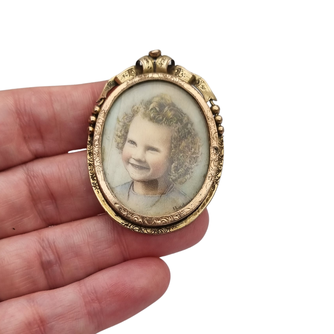 Broche portarretrato Belle Époque de metal dorado con miniatura de retrato infantil estilo Luis XV, circa 1890-1910