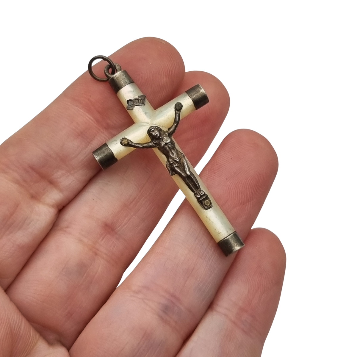 Cruz colgante vintage religiosa de nácar y plata con Cristo, Europa, ca. 1940–1950