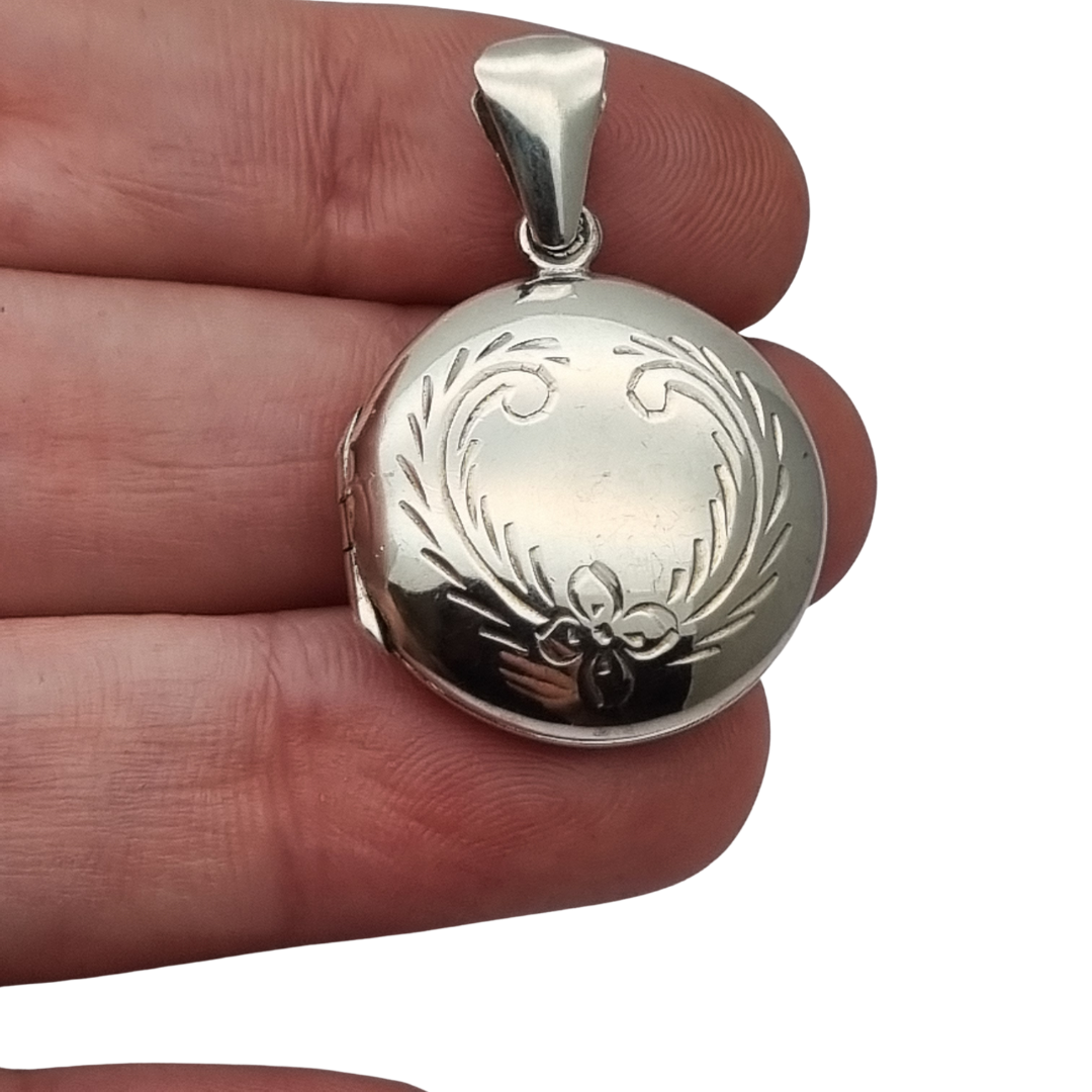 Colgante guardapelo en plata 925, España, medallón ovalado floral, circa 1980-90