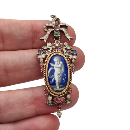 Colgante antiguo de querubín alado en Plata Dorada con Esmalte, Perlas y Gemas, ca. 1870–1890