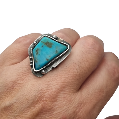Anillo Boho artesanal de plata con turquesa triangular, diseño orgánico de estilo étnico, 80s