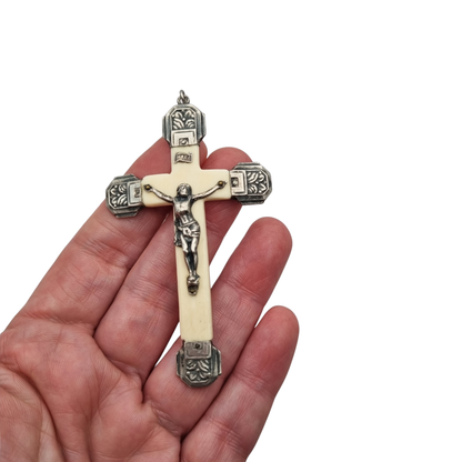Cruz antigua art déco de plata y hueso con Cristo crucificado, Europa, ca. 1920–1940