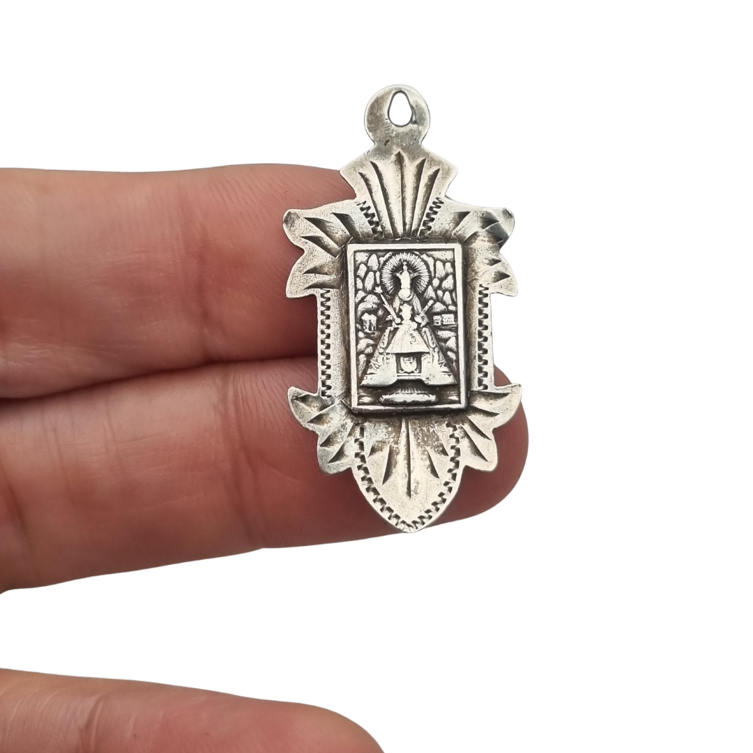 Medalla religiosa La Moreneta  N.S. Montserrat en plata, Cataluña, años 30-40