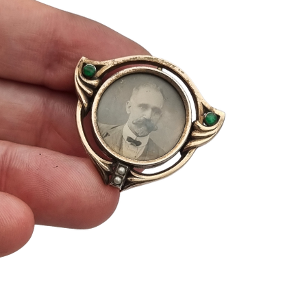 Portafotos con broche Art Nouveau en plata dorada y piedras verdes, Ges.Gesch, Alemania c.1910