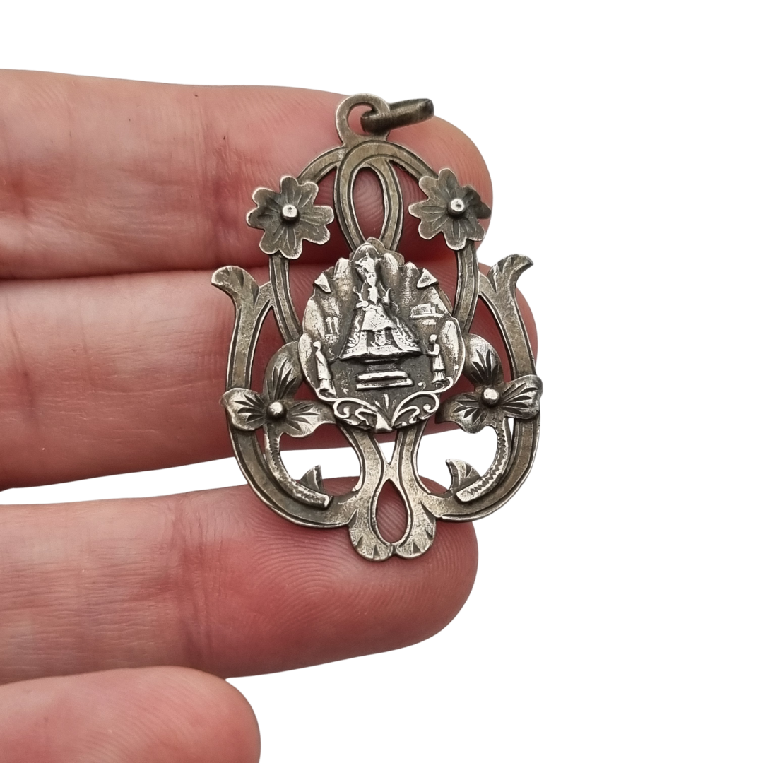 Colgante modernista de plata Nuestra Señora de Montserrat, La Moreneta, joyería religiosa, 1920