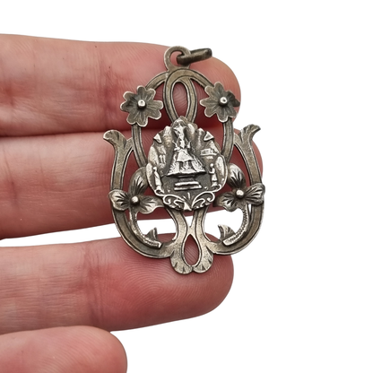Colgante modernista de plata Nuestra Señora de Montserrat, La Moreneta, joyería religiosa, 1920