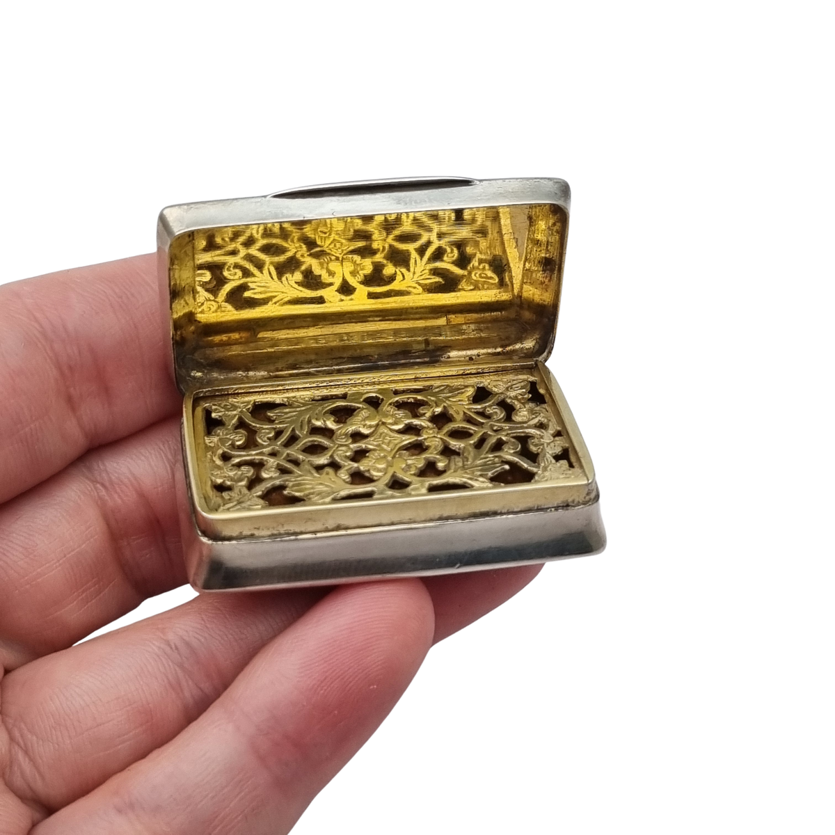 Vinaigrette antigua de plata victoriana con interior dorado y rejilla calada, circa 1850-1880