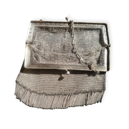 Bolso antiguo Belle Époque de malla de plata 800 con borlas, flecos y boquilla floral, Europa, ca. 1900–1920