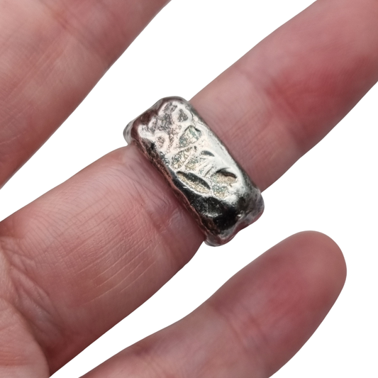 Anillo brutalista cuadrado en plata 925 con relieves abstractos, joyería vintage circa 1990