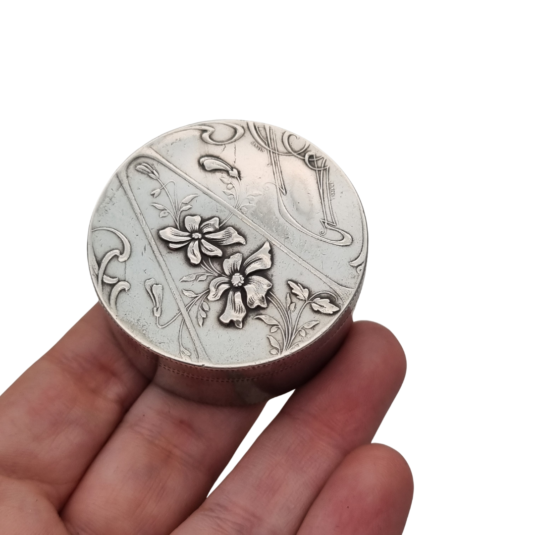 Art Nouveau circular silver box with floral decoration by Pierre Frainier, circa 1900