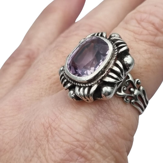 Anillo estilo Art Decó en plata calada con cristal violeta, circa 1960