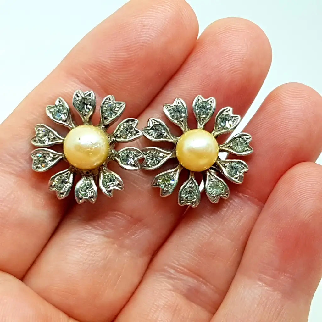 Flor de perla. Pendientes art decó plata circonitas y perlas. Circa 1950.