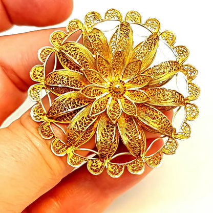 Broche de filigrana plata dorada para solapa o sombrero Motivo floral Circa