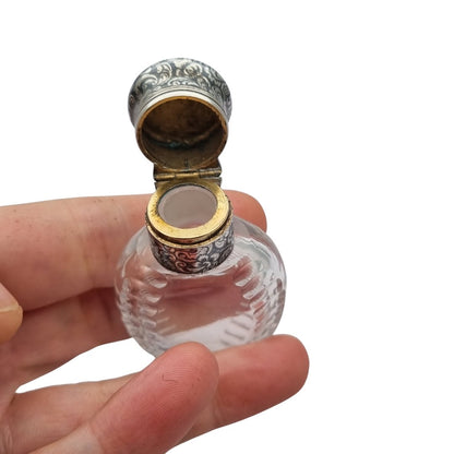 Frasco de perfume victoriano en vidrio tallado y plata nielada, circa 1890