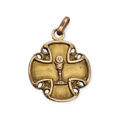 Medalla religiosa antigua en cruz calada dorada con cáliz, circa 1920