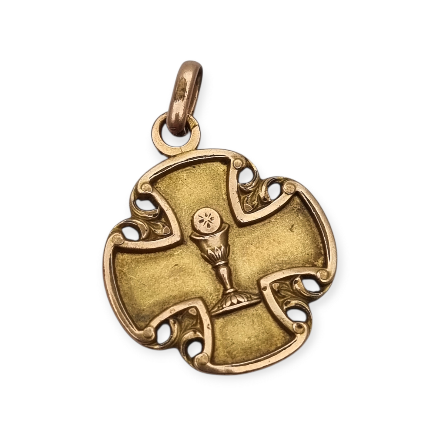 Medalla religiosa antigua en cruz calada dorada con cáliz, circa 1920