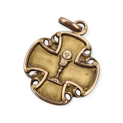 Medalla religiosa antigua en cruz calada dorada con cáliz, circa 1920