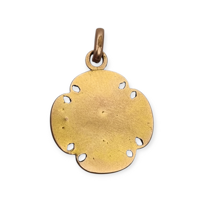 Medalla religiosa antigua en cruz calada dorada con cáliz, circa 1920