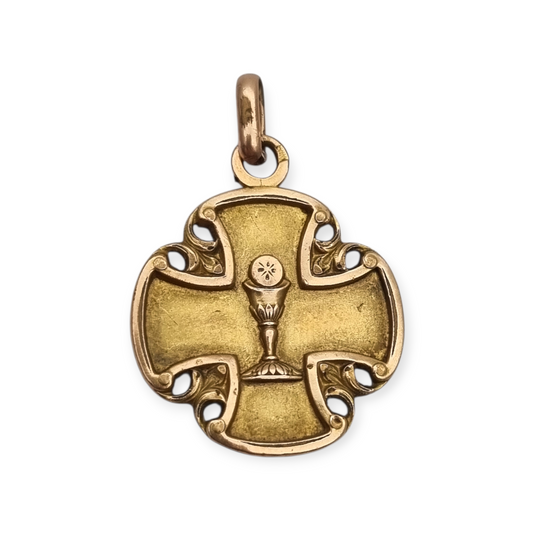 Medalla religiosa antigua en cruz calada dorada con cáliz, circa 1920