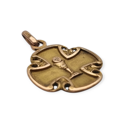 Medalla religiosa antigua en cruz calada dorada con cáliz, circa 1920