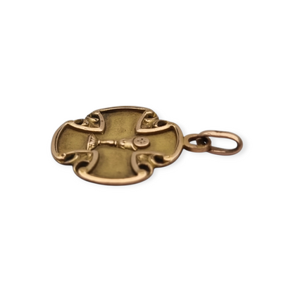 Medalla religiosa antigua en cruz calada dorada con cáliz, circa 1920