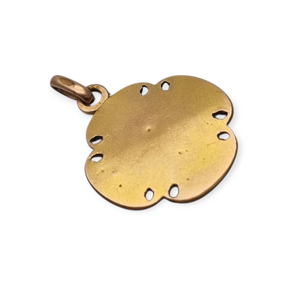 Medalla religiosa antigua en cruz calada dorada con cáliz, circa 1920