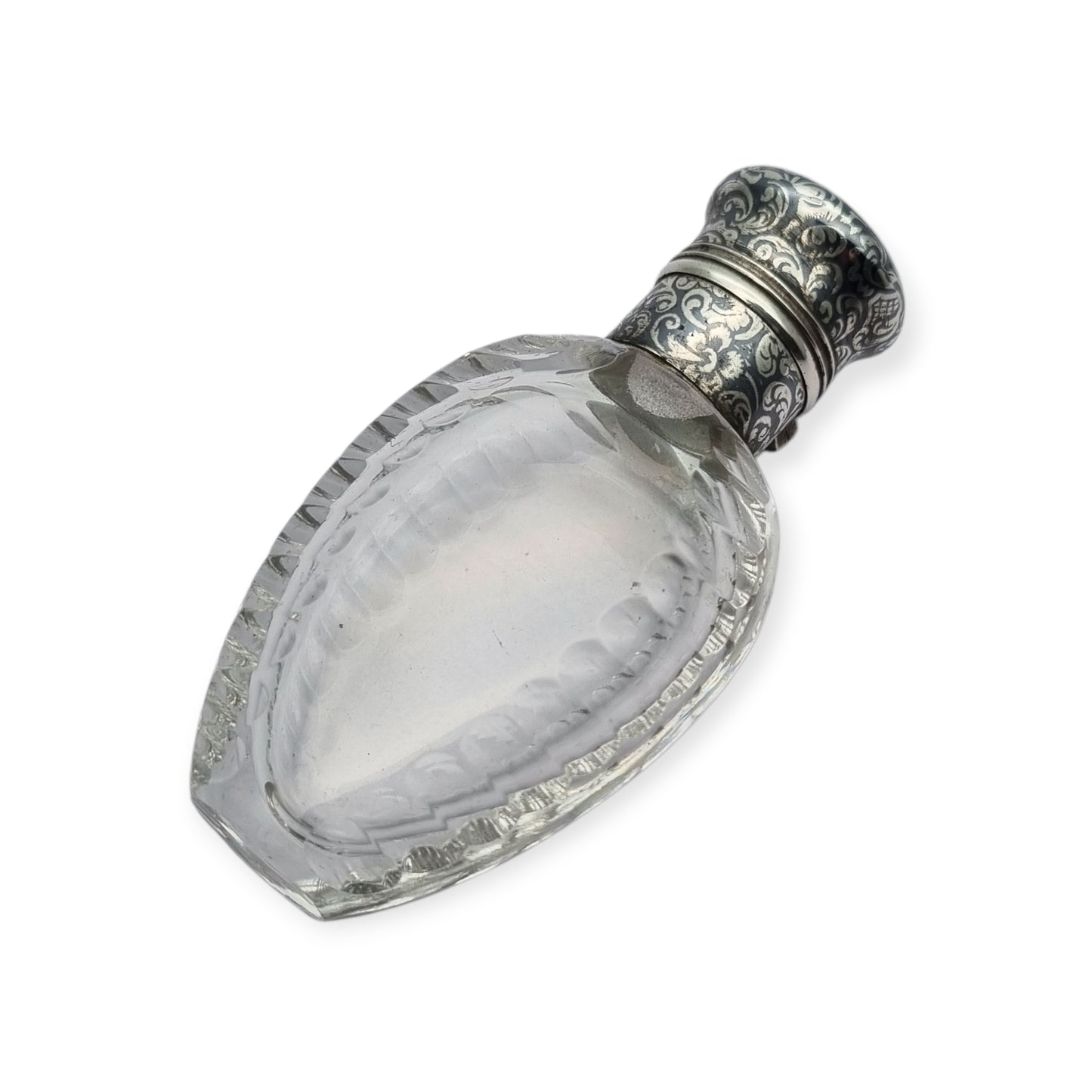 Frasco de perfume victoriano en vidrio tallado y plata nielada, circa 1890