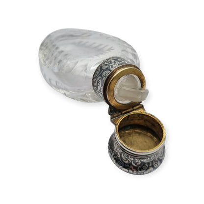 Frasco de perfume victoriano en vidrio tallado y plata nielada, circa 1890