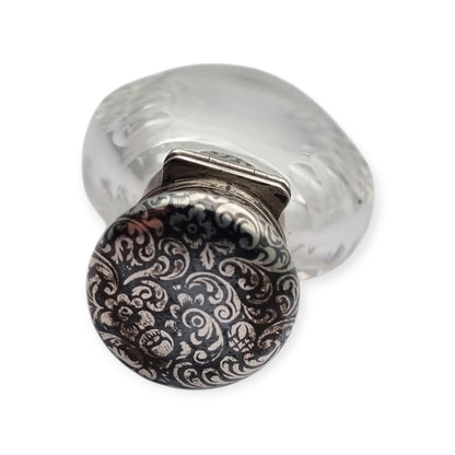 Frasco de perfume victoriano en vidrio tallado y plata nielada, circa 1890