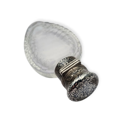 Frasco de perfume victoriano en vidrio tallado y plata nielada, circa 1890
