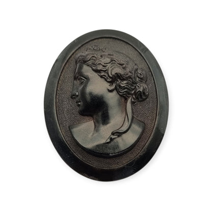 Broche Victoriano de luto en vulcanita con camafeo clásico, circa 1890