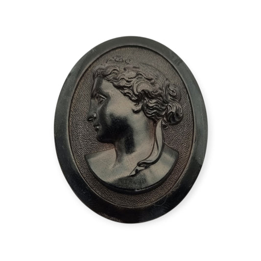 Broche Victoriano de luto en vulcanita con camafeo clásico, circa 1890