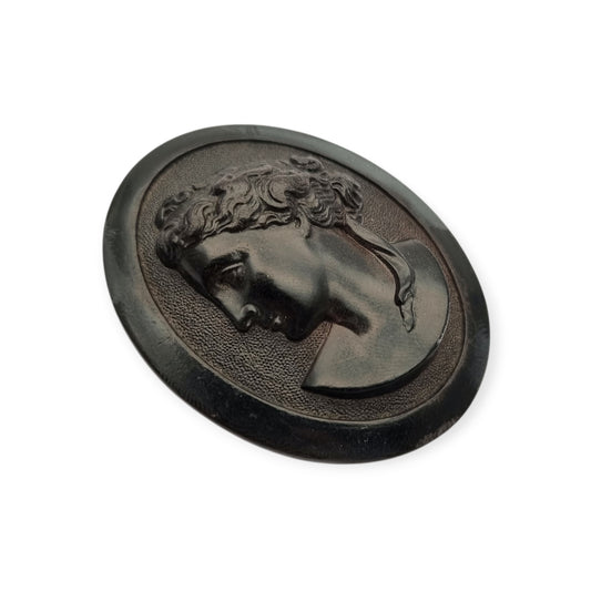 Broche Victoriano de luto en vulcanita con camafeo clásico, circa 1890